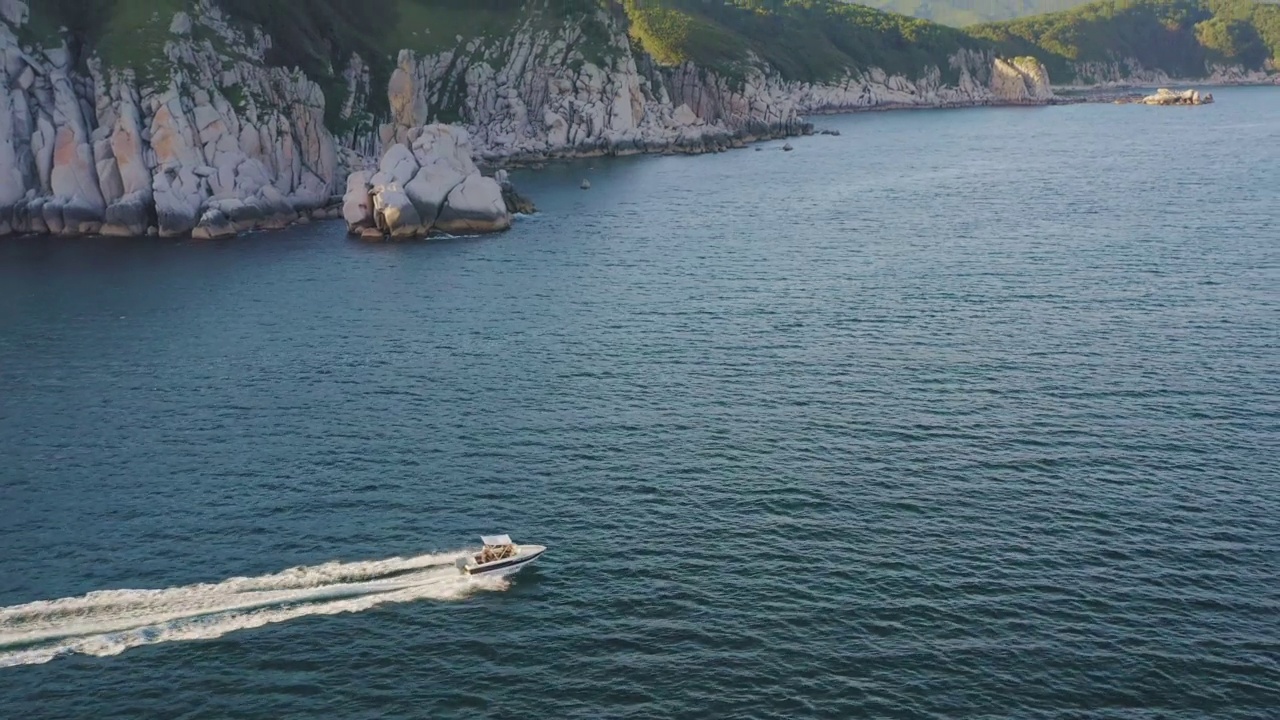 船只尾流，俯视图。无人机在船上空拍摄。泡沫带浪视频素材