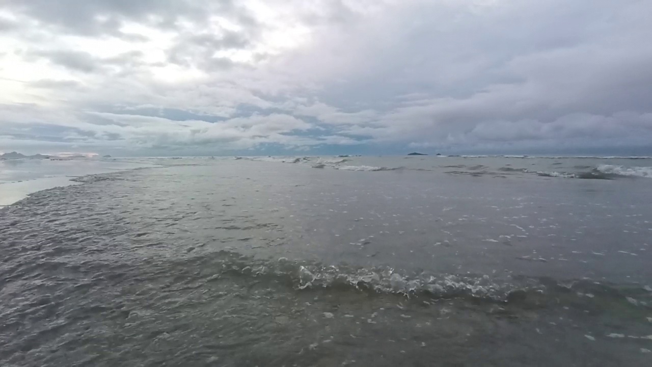 美丽的海浪和热带岛屿上的白色沙滩。从无人机俯瞰，沙滩背景上蓝色海洋的软波。放松和度假旅行的概念。视频素材