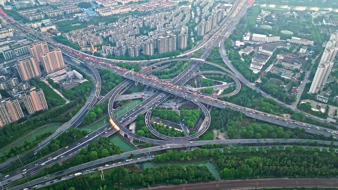 城市高速公路立交桥鸟瞰图视频素材