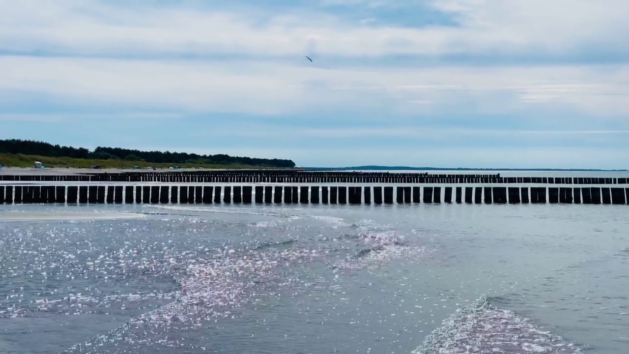 阳光明媚的一天，在波罗的海的Hiddensee Neuendorf海滩。视频素材