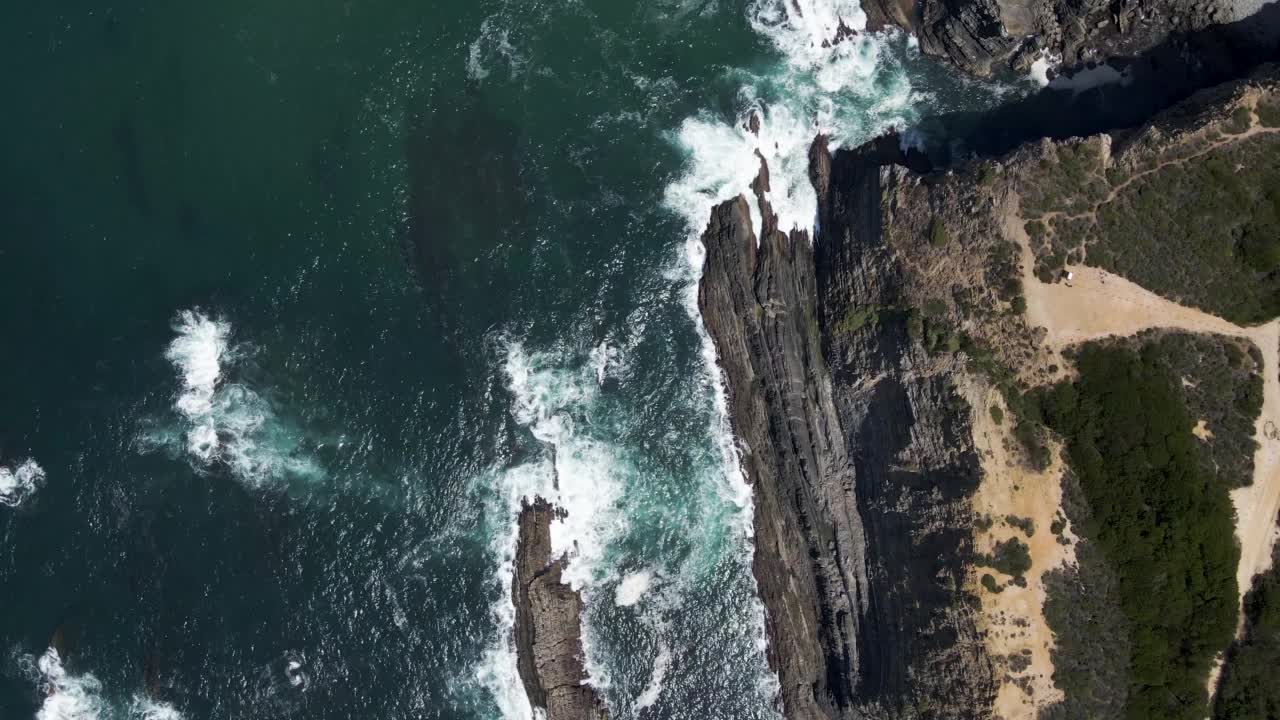 海浪拍打悬崖的鸟瞰图，阿连特霍，葡萄牙。视频素材