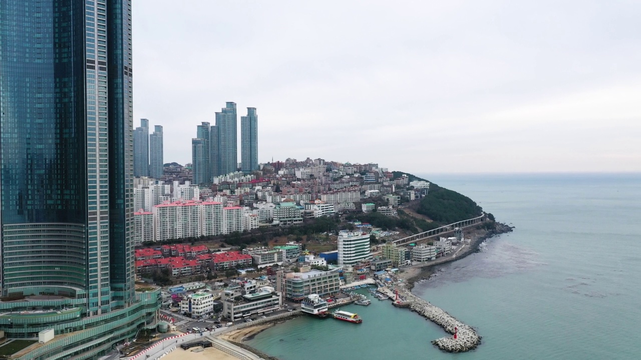 海云台海滩，Dalmaji山-海云台LCT附近的摩天大楼/海云台区，釜山，韩国视频素材