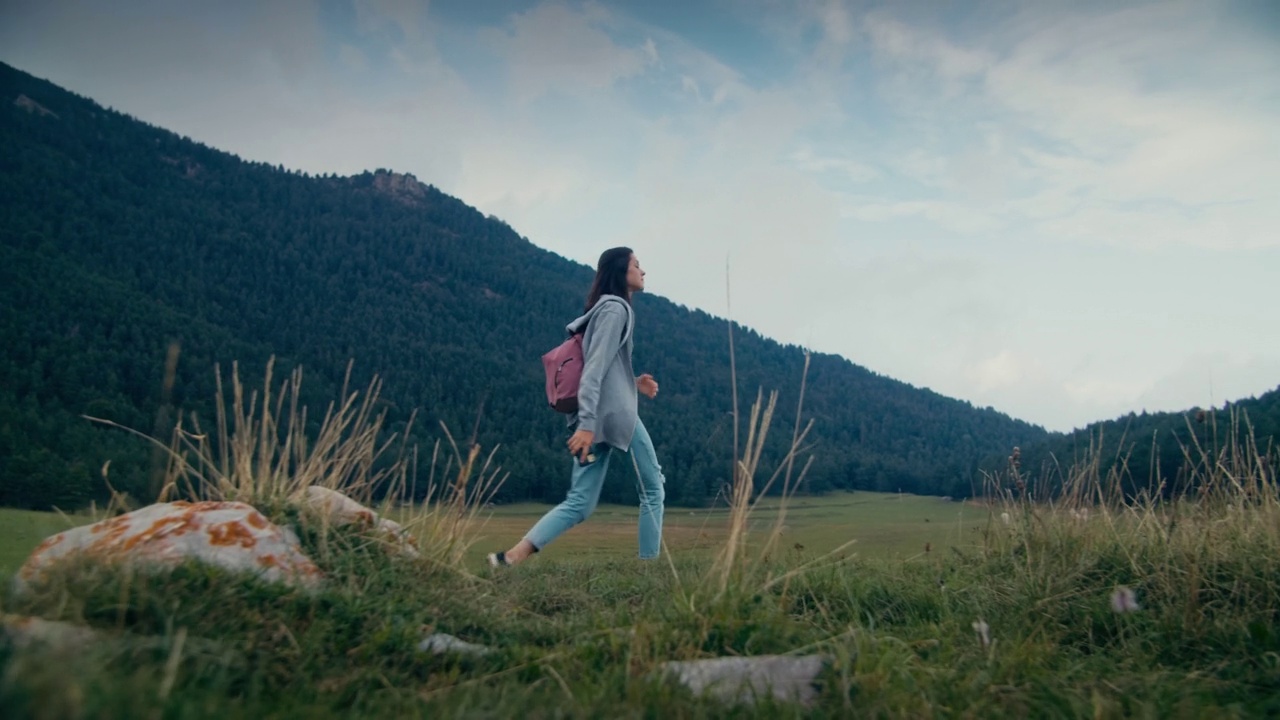 徒步女人在山间风景秋假旅行走在旅游小径视频素材