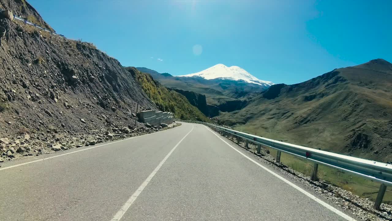 在蜿蜒的乡间公路上开得很快视频素材