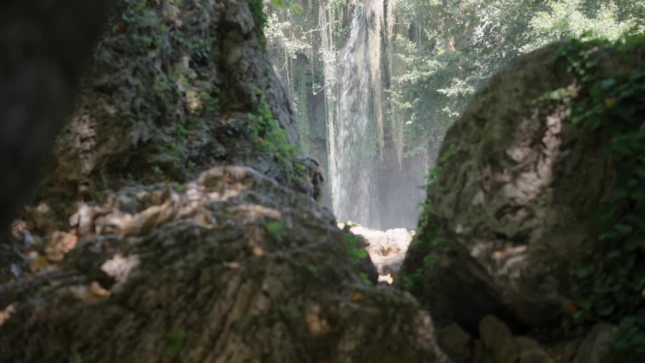 峡谷中瀑布的景色。水快树绿。阳光灿烂。视频素材