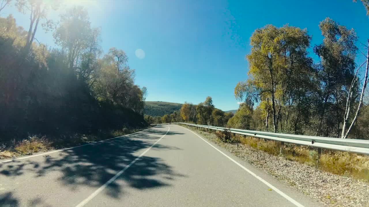 在蜿蜒的乡间公路上开得很快视频素材