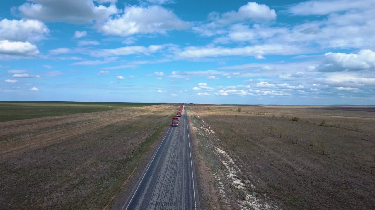 草原上的高速公路，卡车驶过视频素材