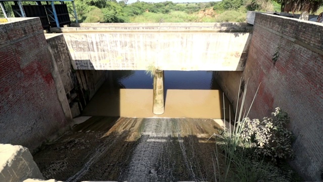 水从桥下流下视频素材