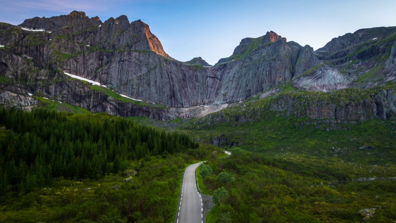 通往陡峭山脉的挪威公路-鸟瞰图视频素材