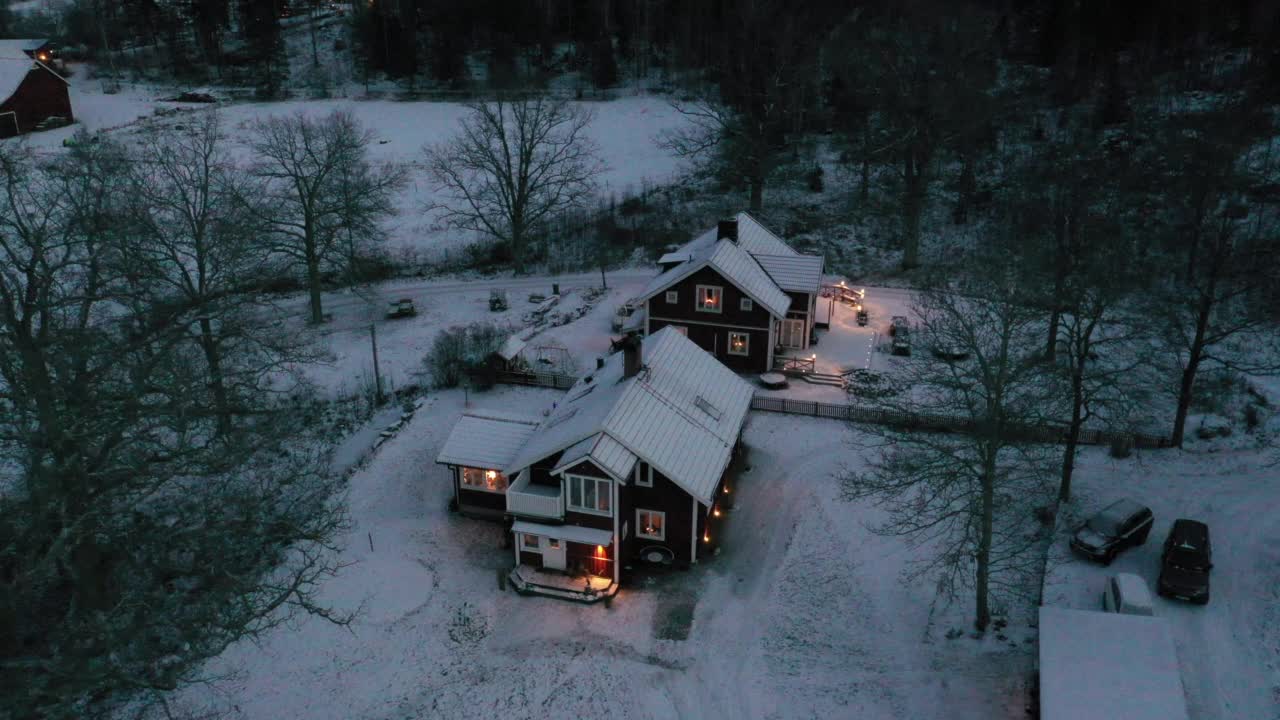 黄昏时的乡村房屋和白雪覆盖的田野视频素材