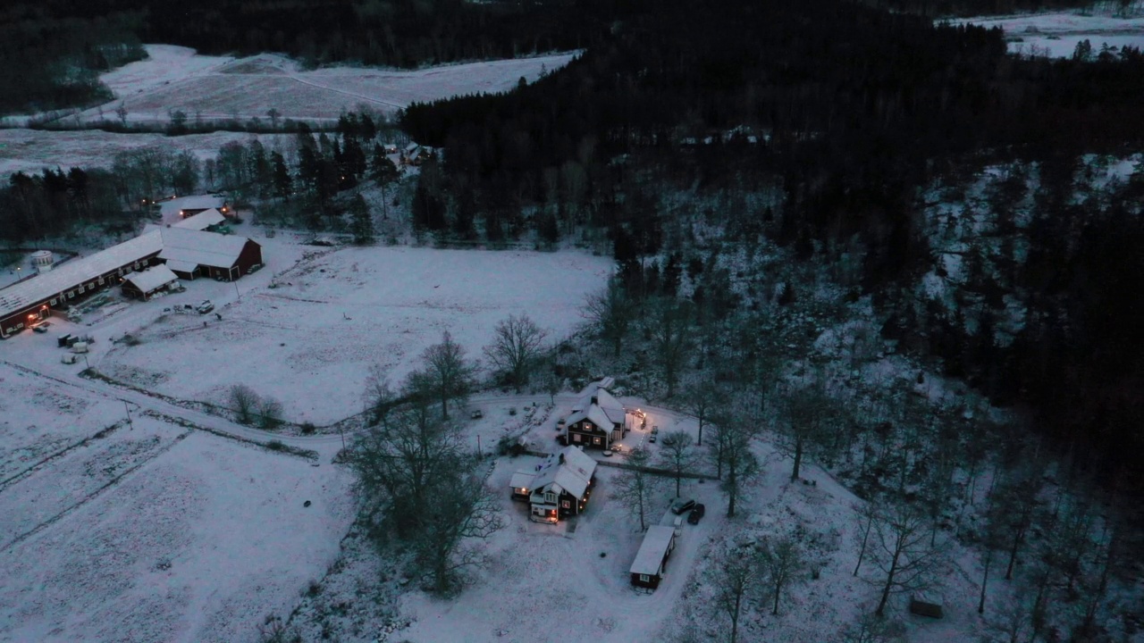 AERIAL WS乡村别墅在冬季景观在黄昏视频素材