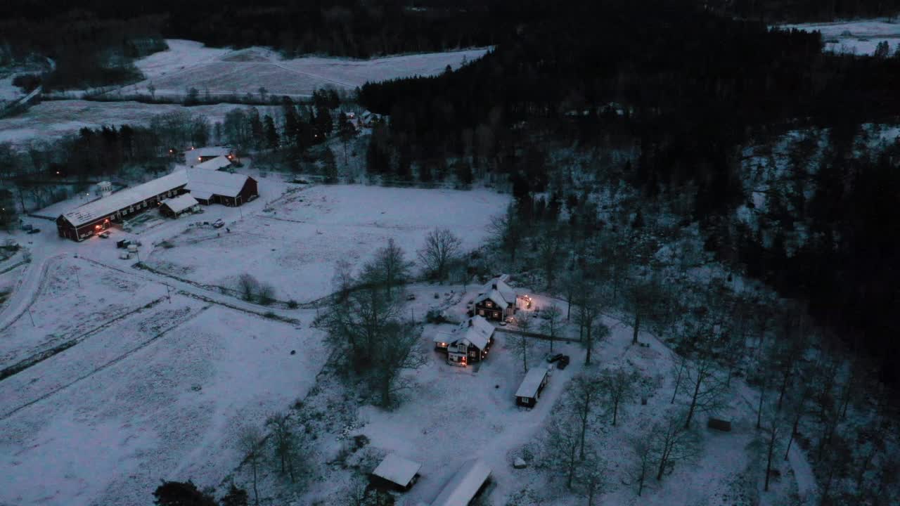 AERIAL WS乡村别墅在冬季景观在黄昏视频素材