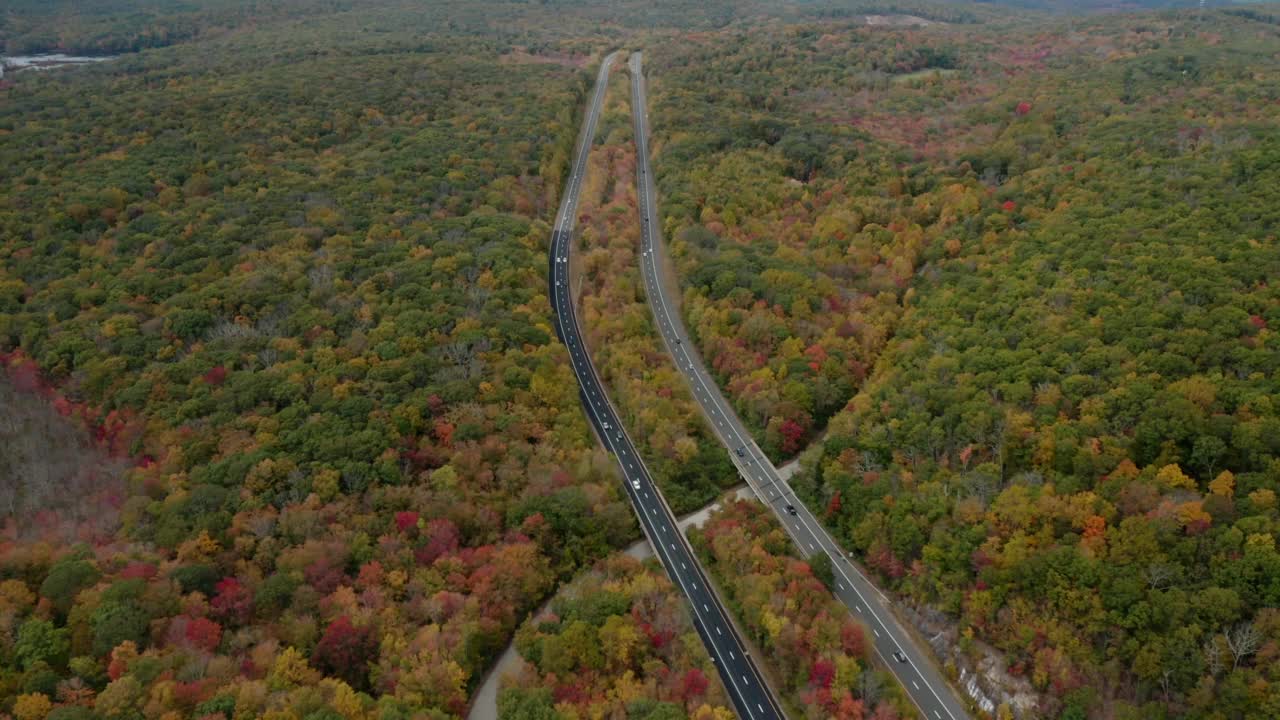 在美国高速公路上行驶的车辆的鸟瞰图。视频素材