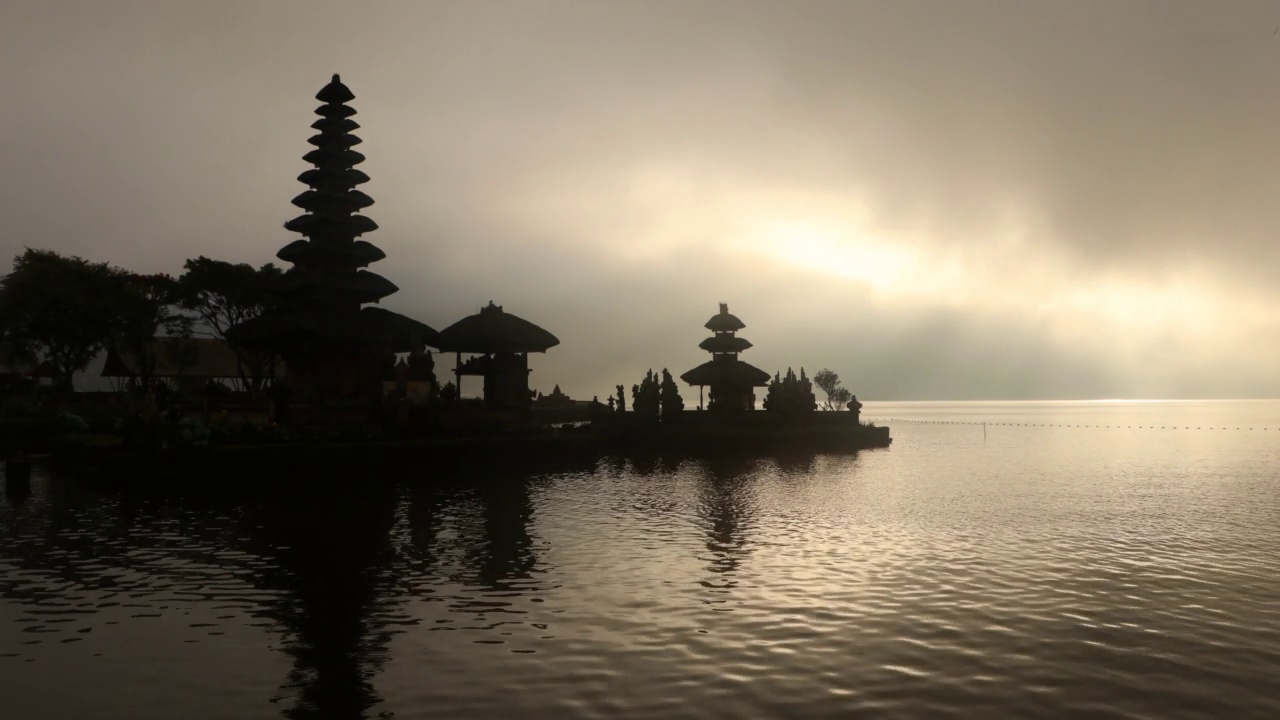 Pura Ulun Danu Beratan，或Pura Bratan，是印度尼西亚巴厘岛的一个主要的沙毗特水庙。寺庙建筑群位于Bedugul附近山上的Bratan湖畔视频素材