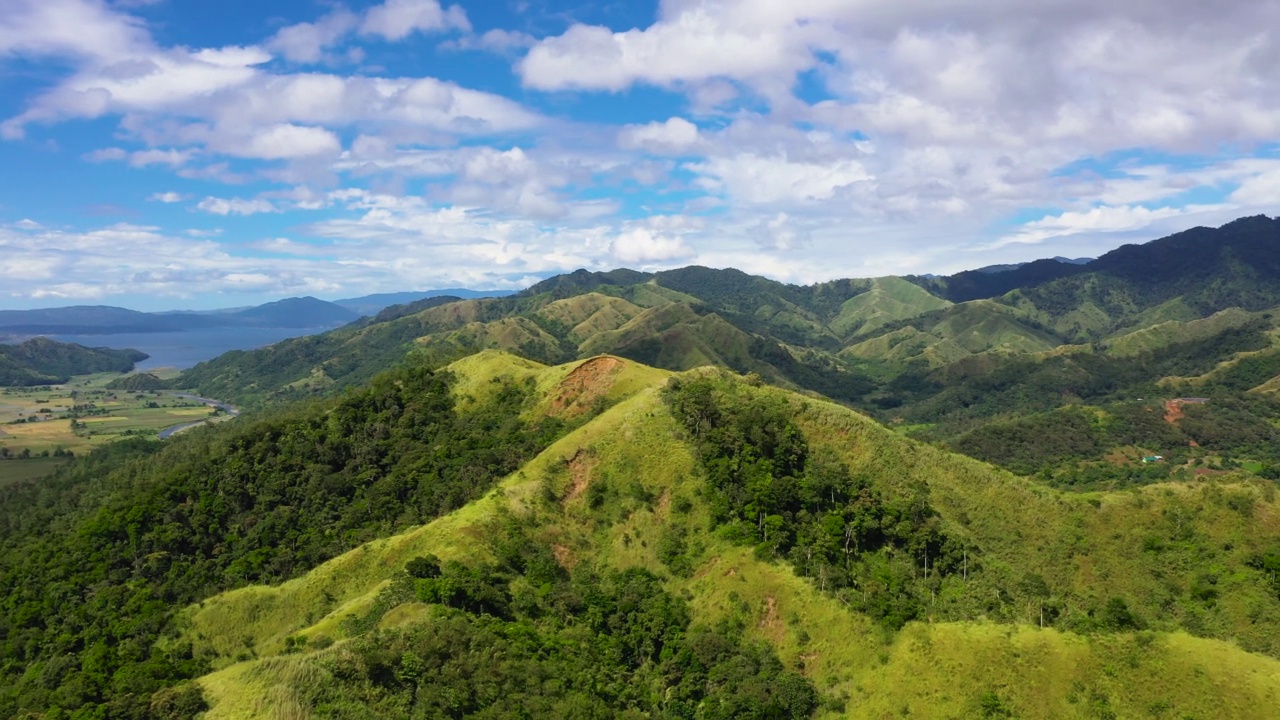 夏天山绿草绿，天蓝山水视频素材