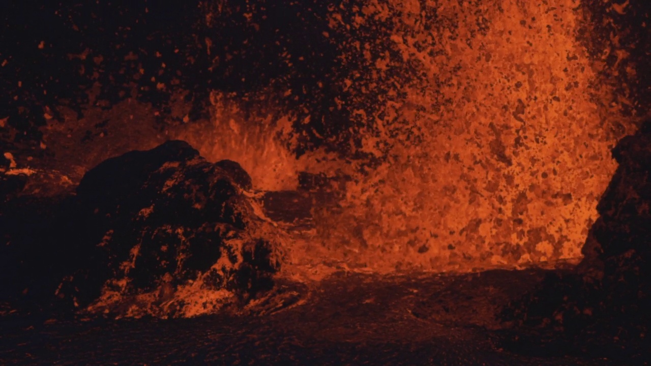 从冰岛的雷克简斯半岛，用慢镜头拍摄熔岩从火山口猛烈喷发视频素材