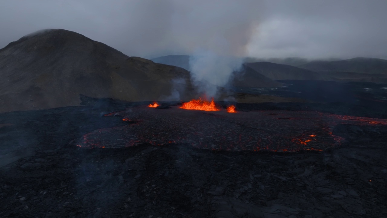 在拍摄冰岛活火山时，航拍向下移动视频素材