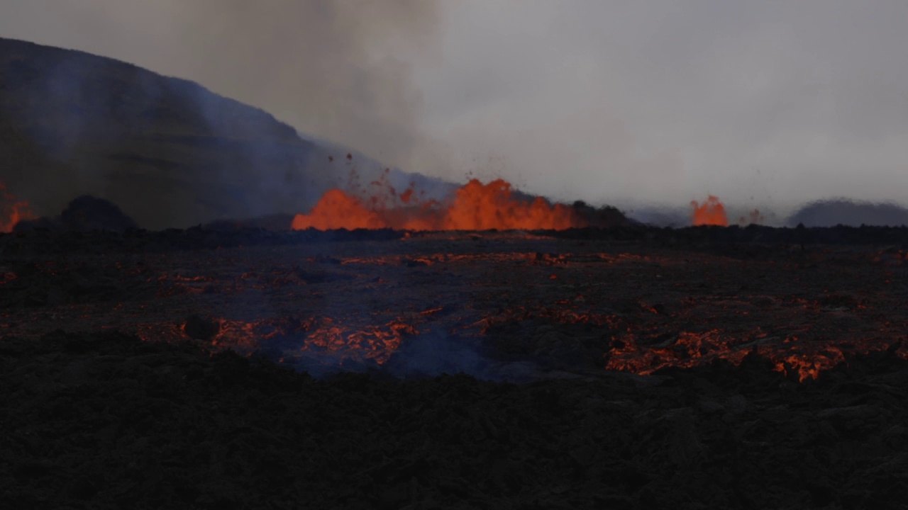 火山爆发从低角度拍摄熔岩流前，冰岛视频素材