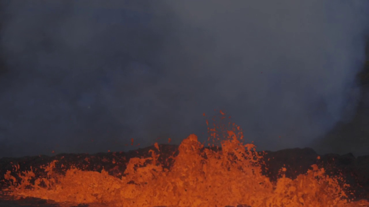 火山向天空喷发熔岩，冰岛视频素材