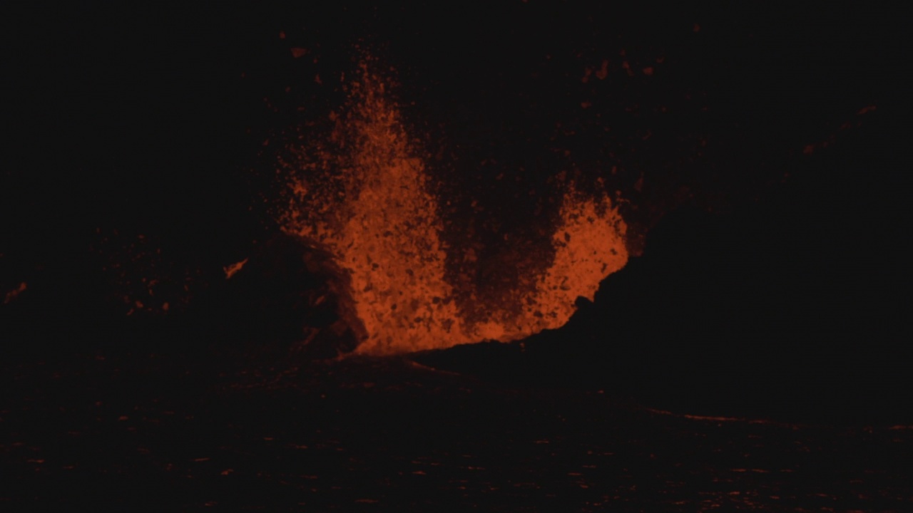 冰岛雷克简斯半岛，夜间喷发熔岩的火山口视频素材