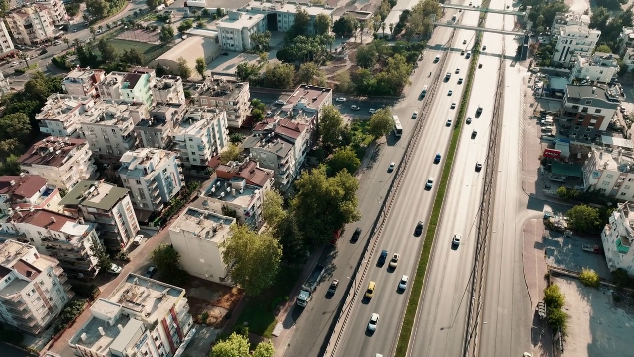 高速公路和建筑物的航拍视频视频素材