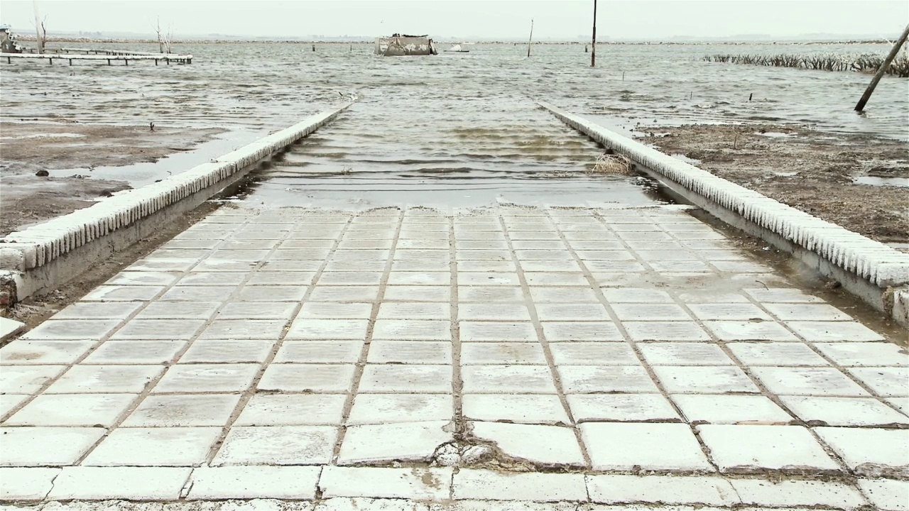 阿根廷沉没的鬼城Villa Epecuen废墟。一座大坝决堤，淹没了30英尺以下的区域，淹没了阿根廷布宜诺斯艾利斯省的一个城镇超过25年。视频素材