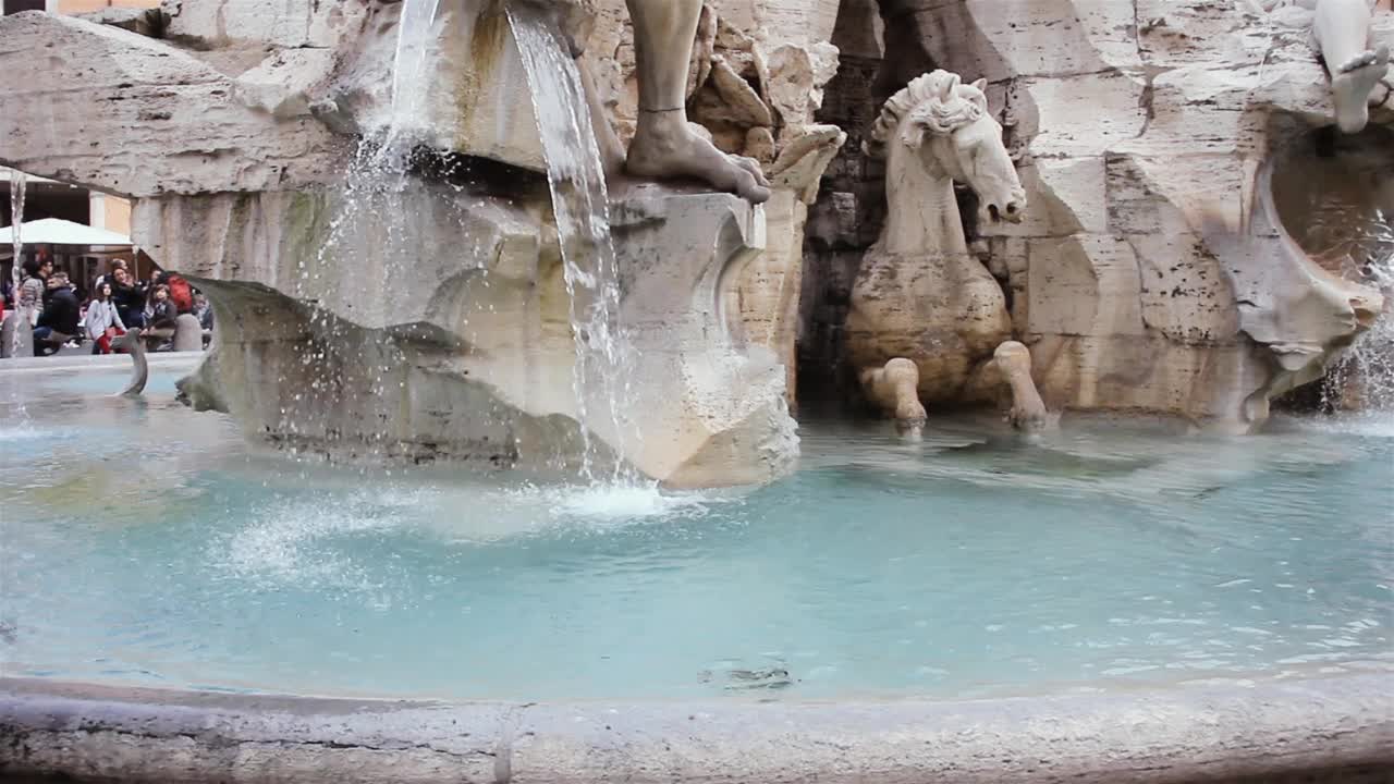 Fontana dei Quattro Fiumi(四河喷泉)和Obelisco Agonale，位于意大利罗马的纳沃纳广场。视频素材