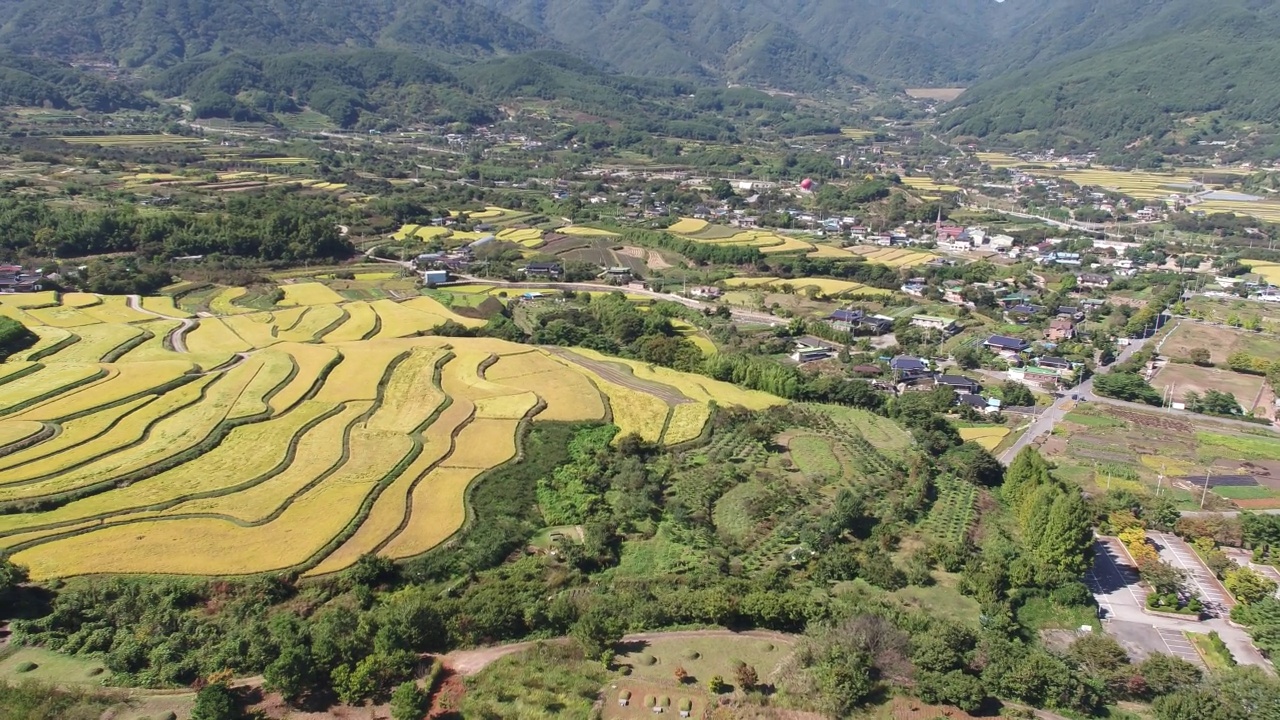 韩国全罗南道古礼郡山东郡萨波村的梯田秋景视频素材