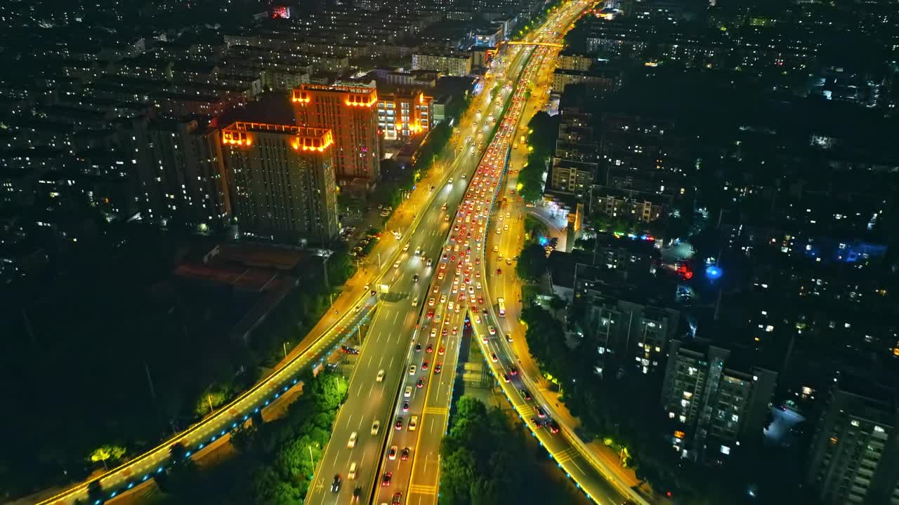 鸟瞰苏州繁忙的城市道路和天际线视频素材