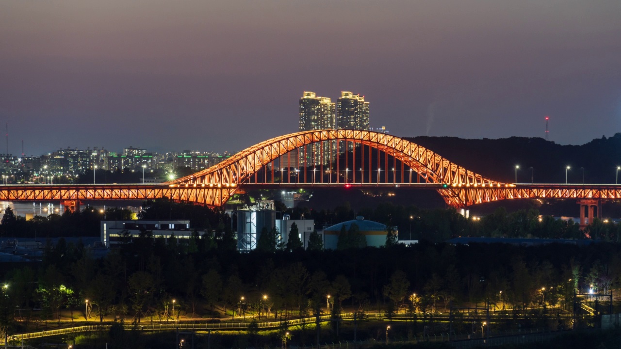 韩国首尔江西区邦化大路桥附近的夜间市中心视频素材