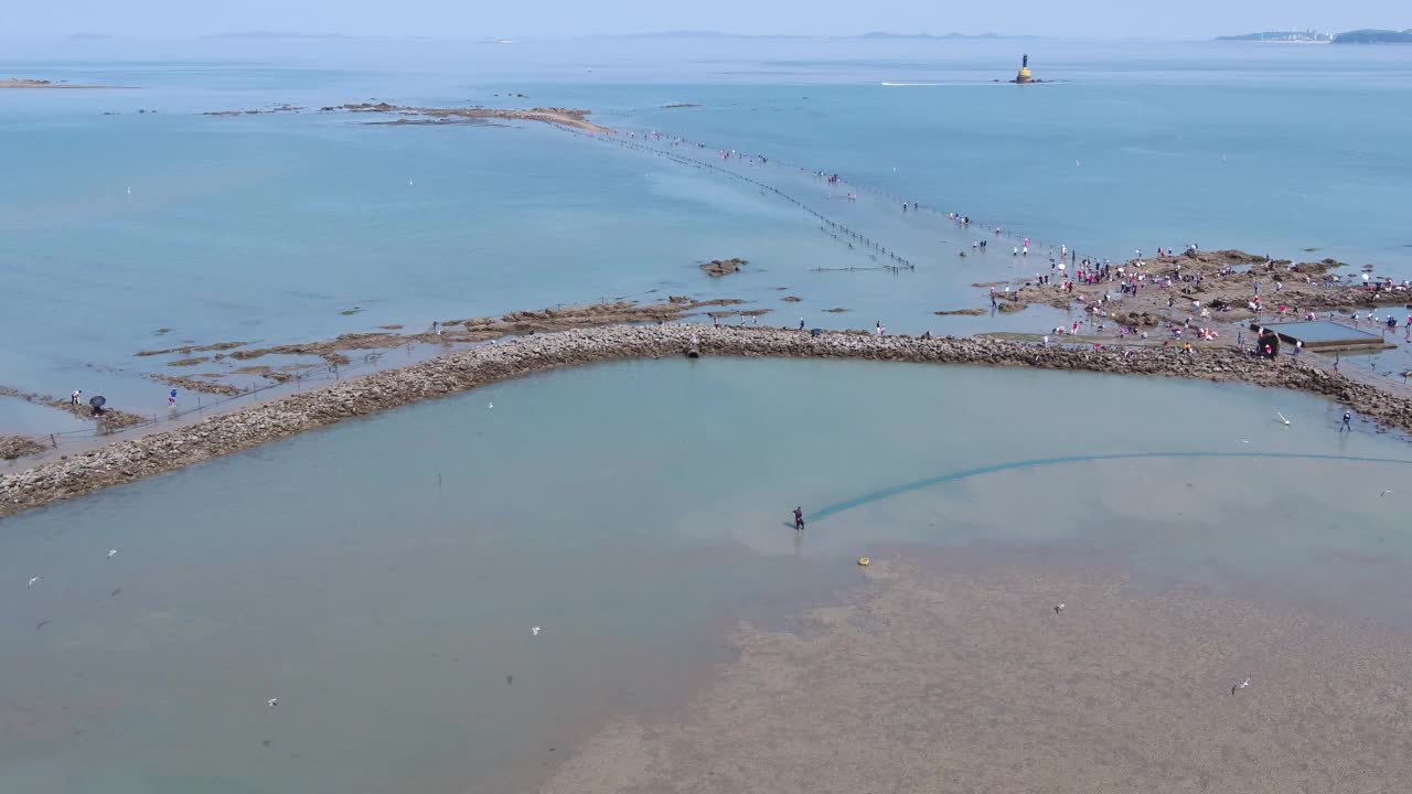 韩国忠清南道保宁市慕昌浦海滩的神秘海路视频素材