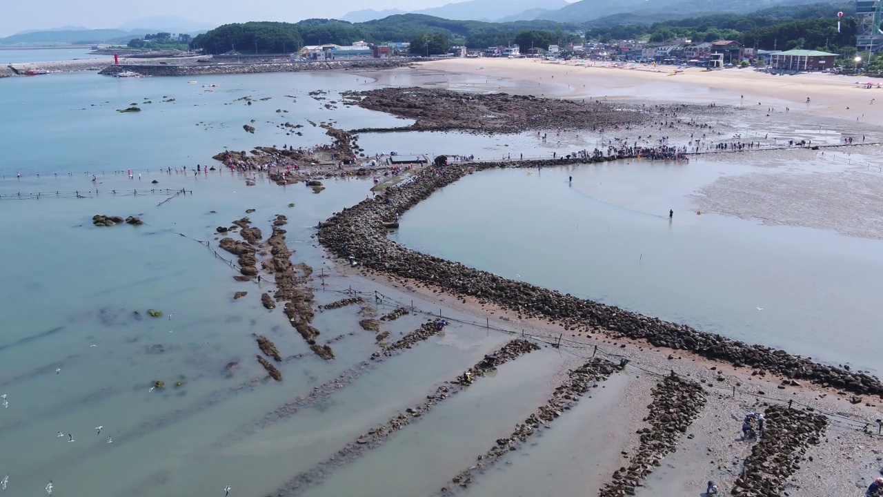 韩国忠清南道保宁市慕昌浦海滩的神秘海路视频素材