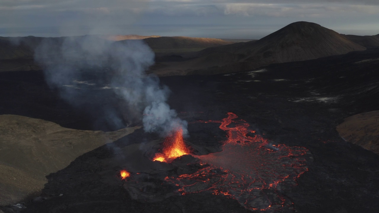 无人机视频向上移动，同时显示了冰岛的火山场景视频素材