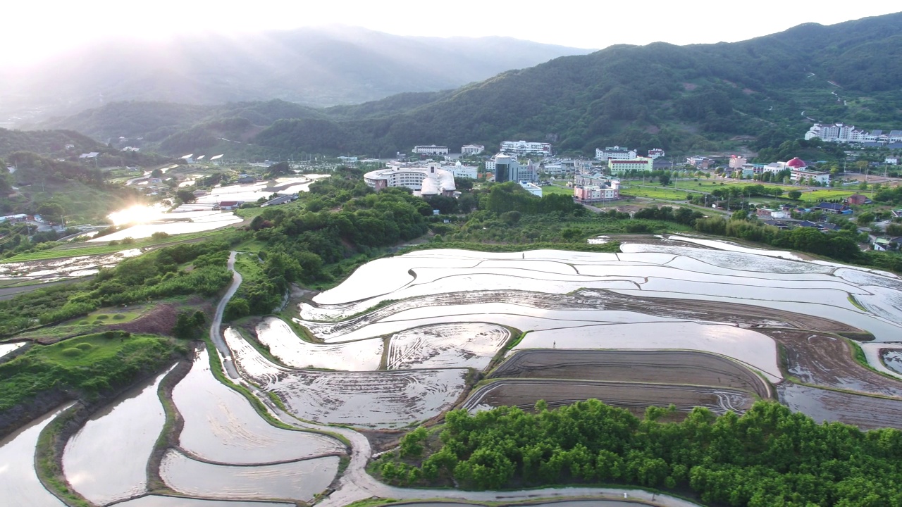 韩国全罗南道古礼郡山东郡萨波村的梯田秋景视频素材