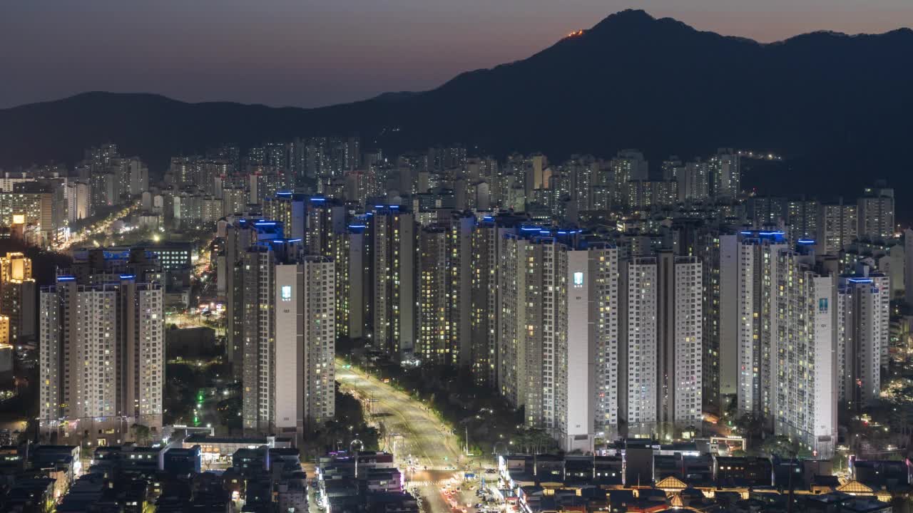 韩国京畿道军浦市，苏里山市中心和夜间三奉川路附近的公寓建筑群视频素材