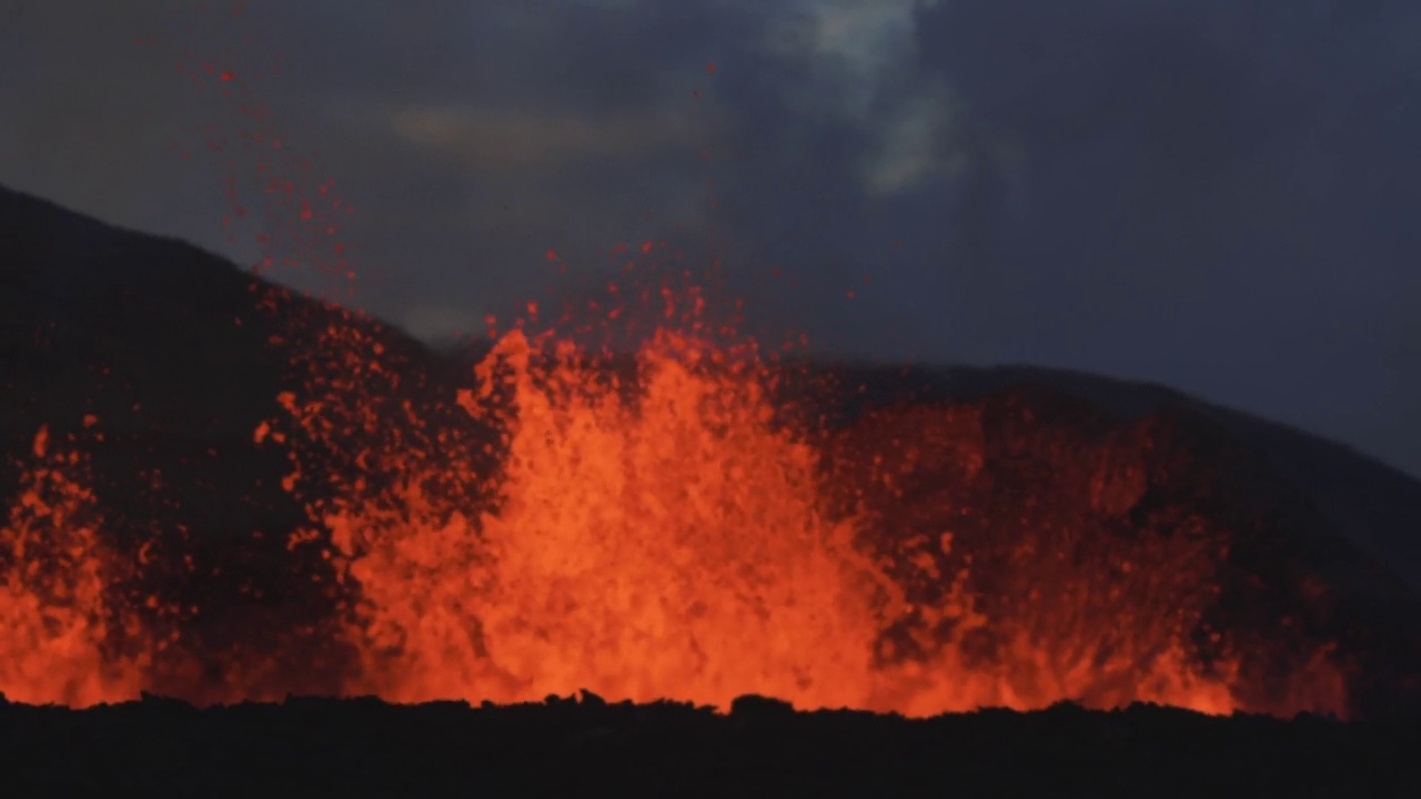 飞溅锥火山喷发熔岩通过热雾拍摄，雷克简斯半岛，冰岛视频素材