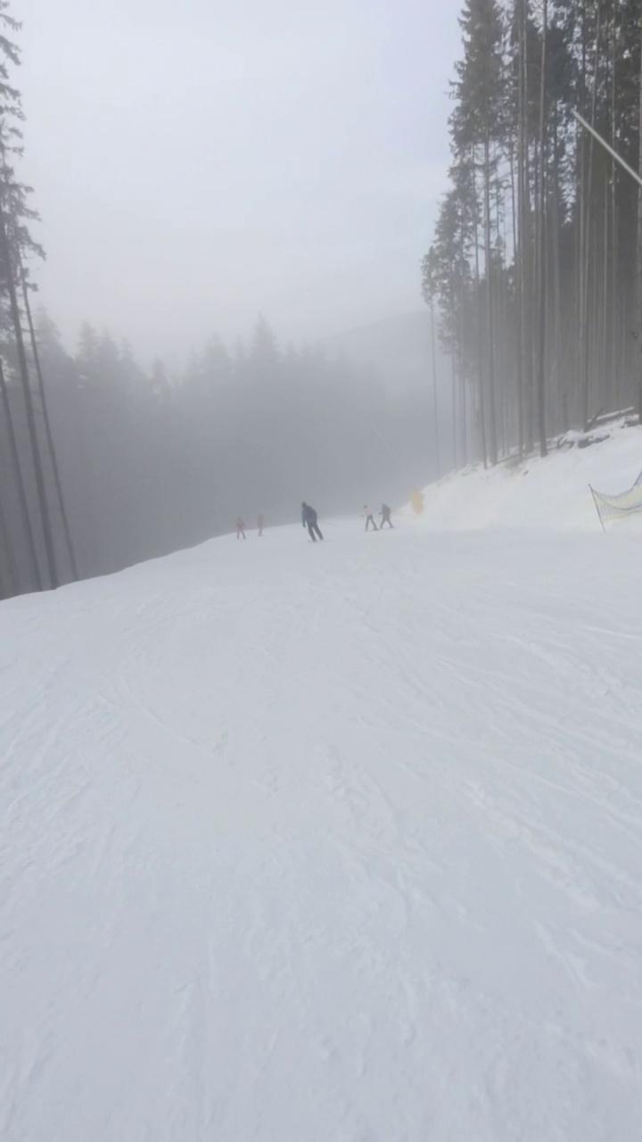 角度滑雪由冬季滑雪坡视频素材