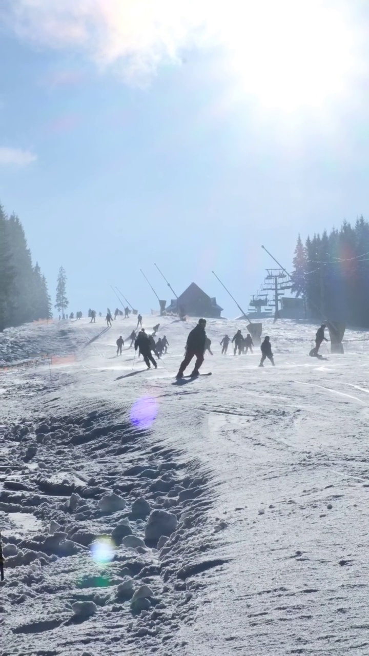 冬季度假胜地滑雪坡的景色视频素材