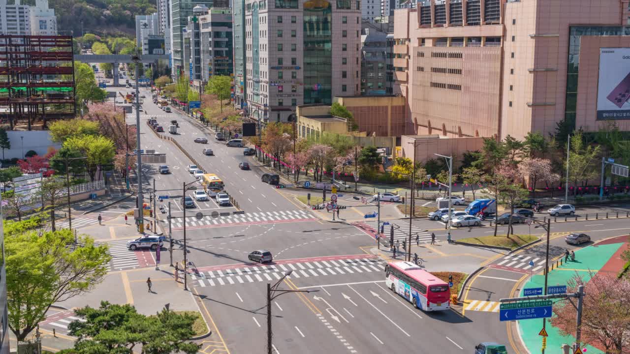 韩国京畿道军浦市，白天三本路附近的市中心，十字路口和建筑视频素材