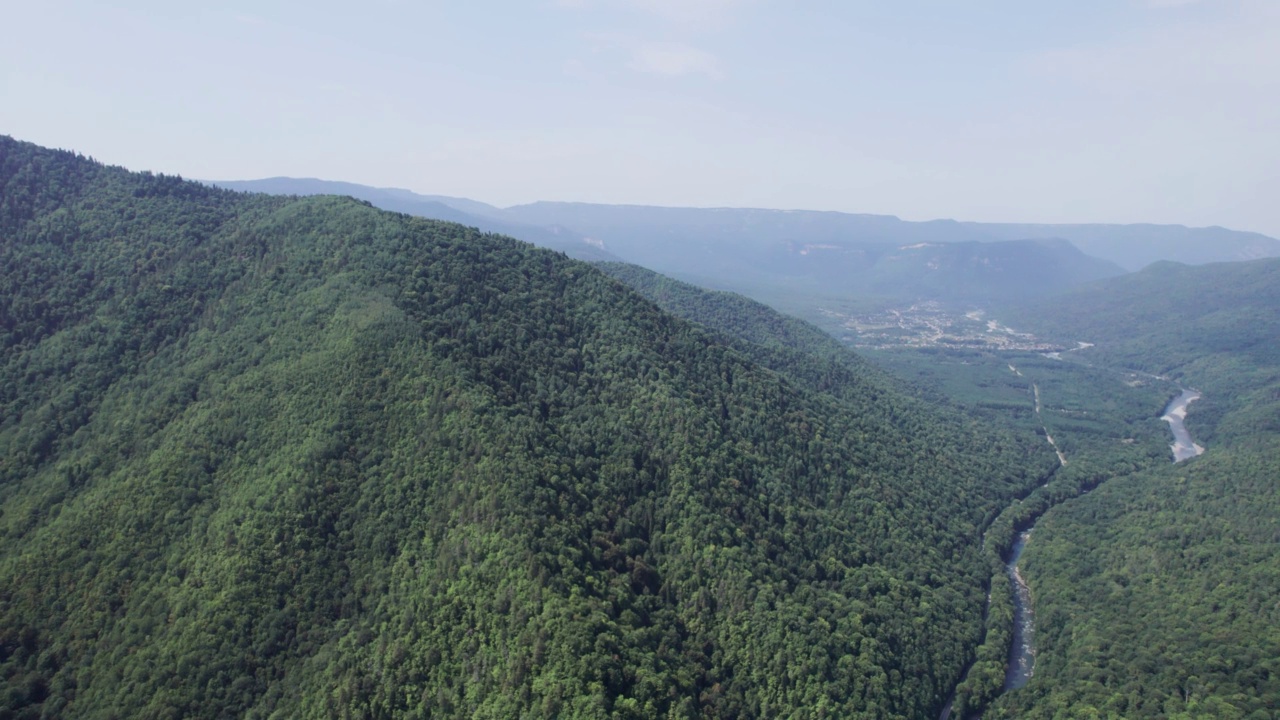 俄罗斯的空中山景和河流自然风光，阿代吉亚，古泽里普尔，拉古纳基高原。视频素材