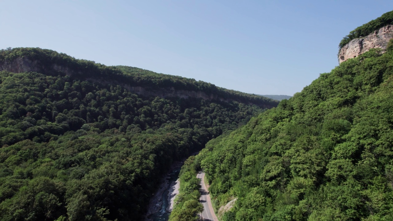 俄罗斯的空中山景和河流自然风光，阿代吉亚，古泽里普尔，拉古纳基高原。视频下载