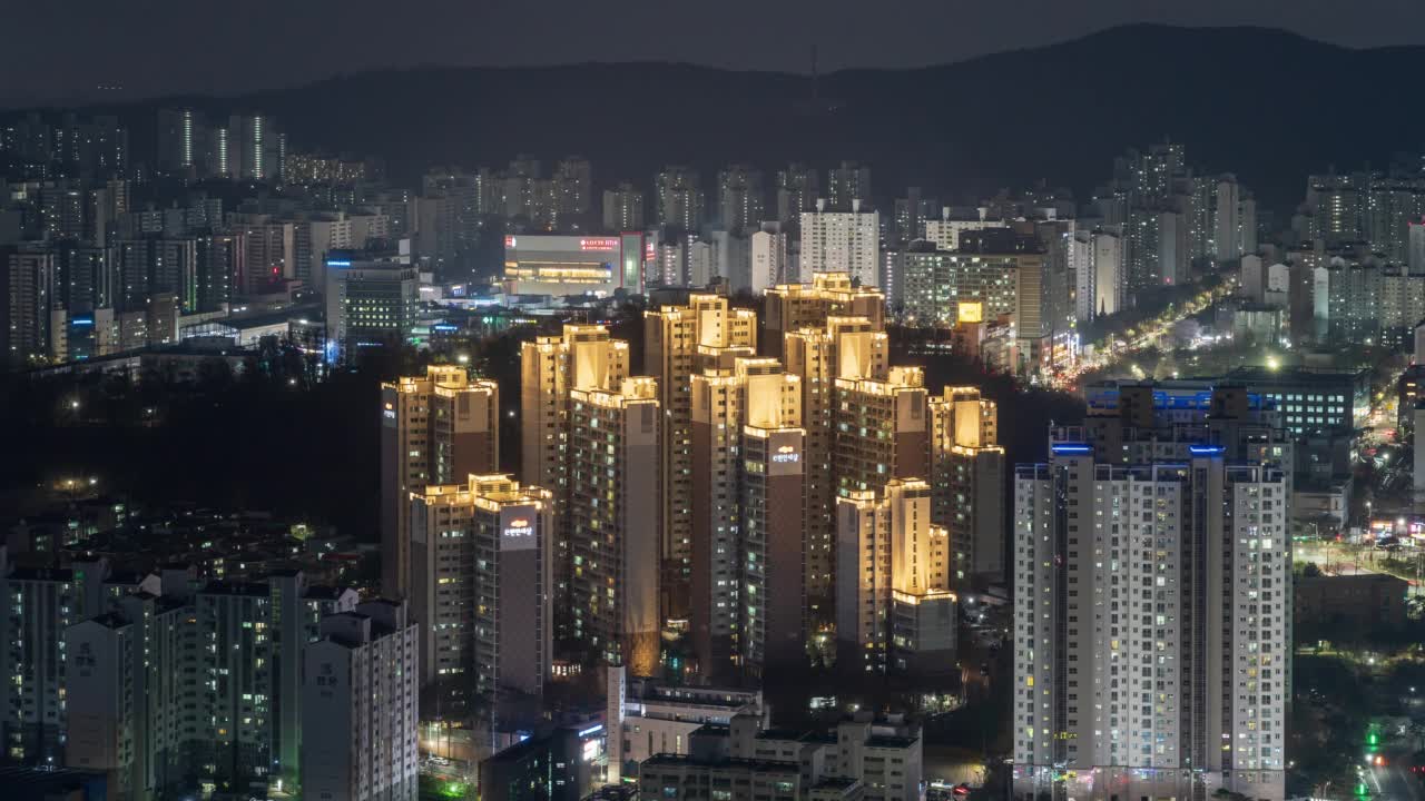 夜晚的市中心和公寓大楼/韩国京畿道军浦市视频素材