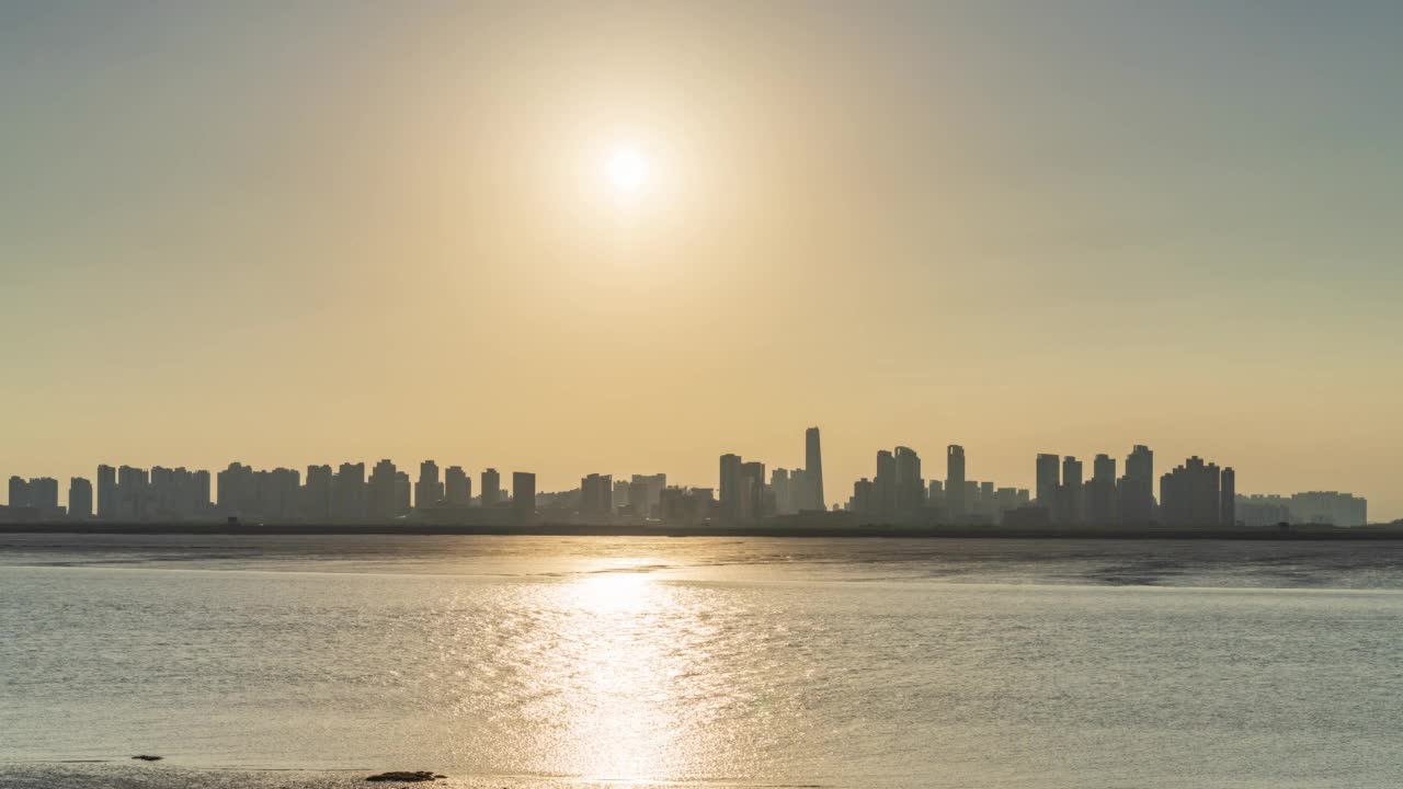 松岛国际城的日落，浦项制铁大厦，多功能公寓，西海和泥地的夜晚/韩国仁川延寿区视频素材