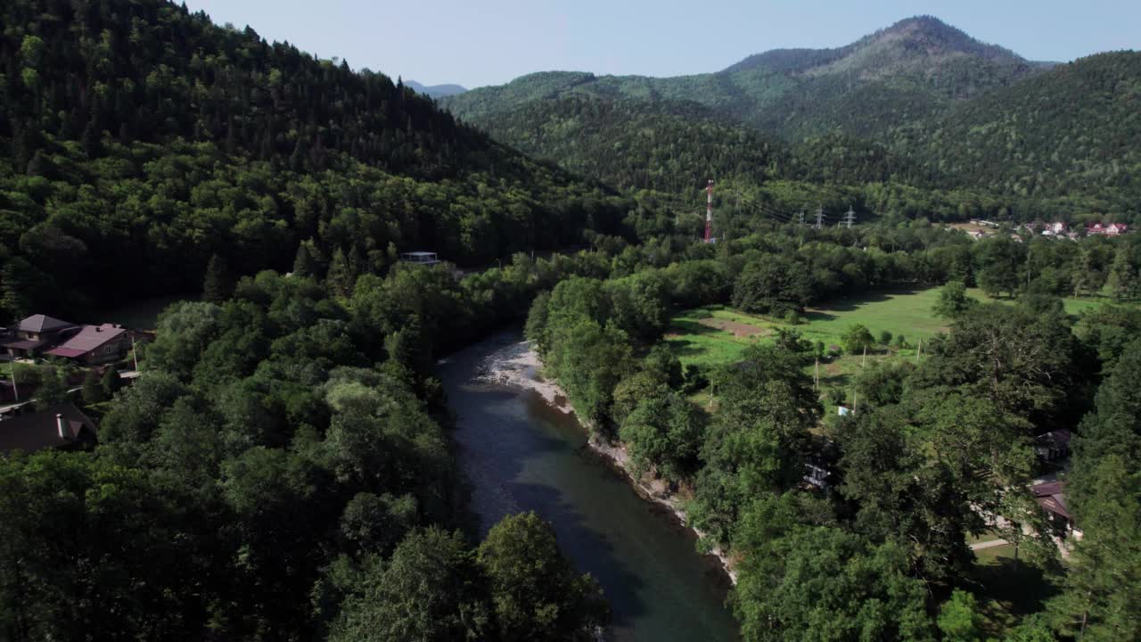 俄罗斯的空中山景和河流自然风光，阿代吉亚，古泽里普尔，拉古纳基高原。视频素材