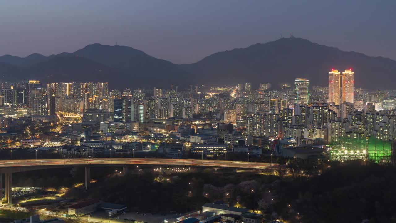 韩国京畿道安阳市东安区，范溪区和平村区附近的市中心、公寓、写字楼和高速公路视频素材