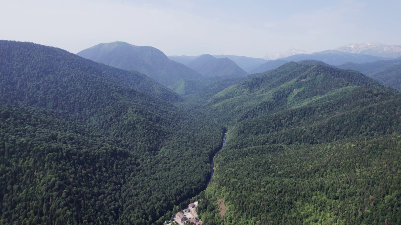 俄罗斯的空中山景和河流自然风光，阿代吉亚，古泽里普尔，拉古纳基高原。视频下载