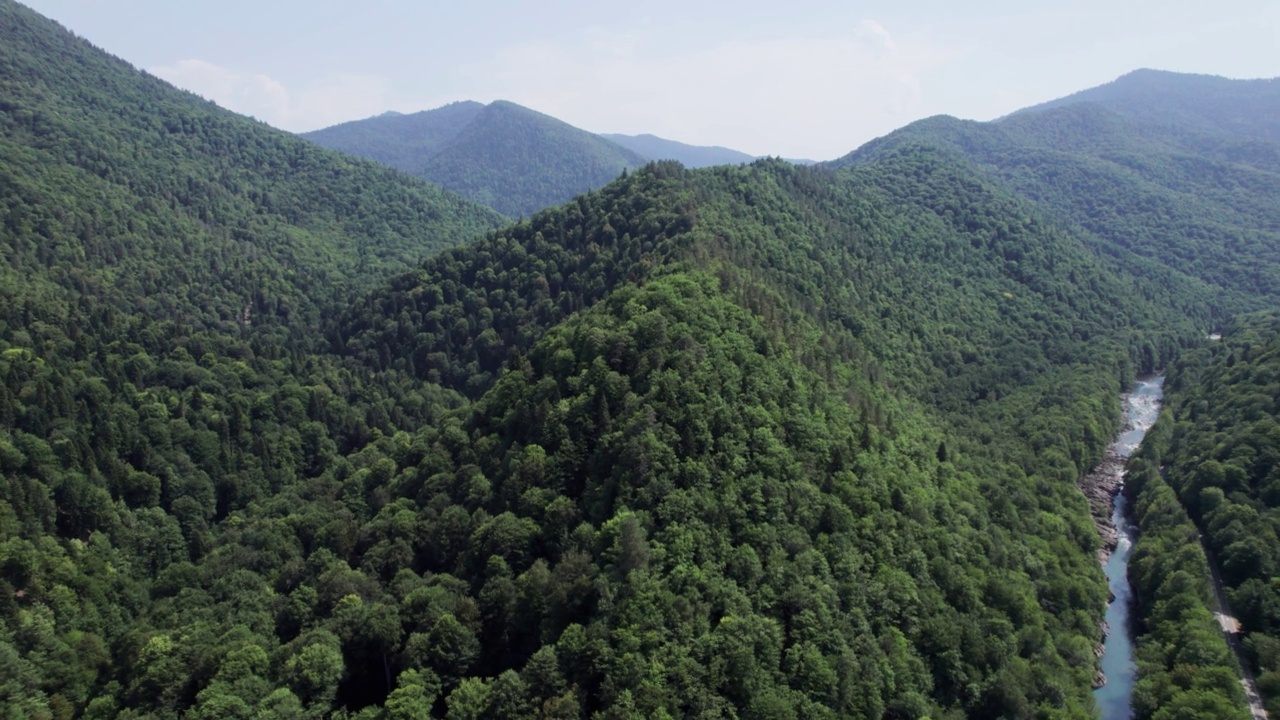 俄罗斯的空中山景和河流自然风光，阿代吉亚，古泽里普尔，拉古纳基高原。视频素材