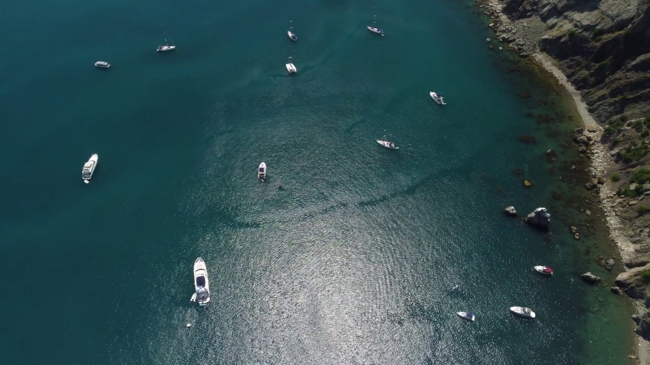 平静海面上的空中游艇。豪华邮轮旅行。从上面看，白色的船在深蓝色的水。航拍的富有的游艇航行在海上。在豪华船上的夏季之旅视频素材