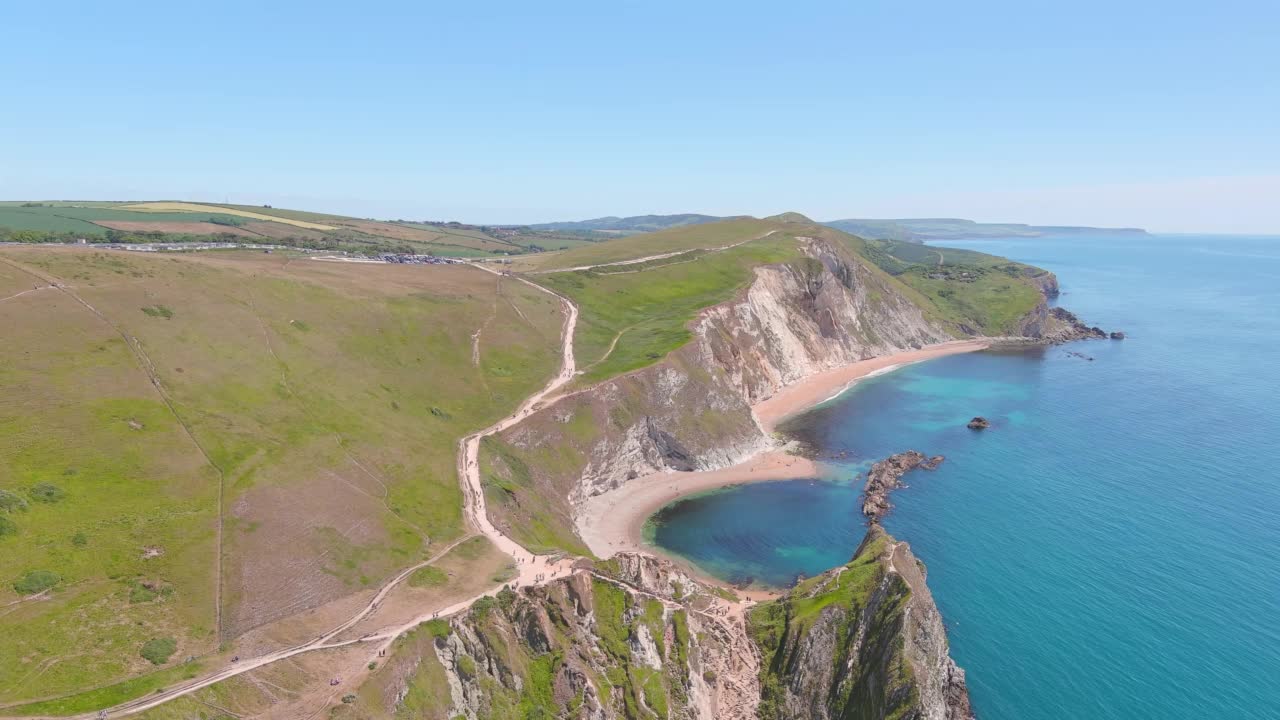 英国杜德尔门:鸟瞰侏罗纪海岸著名的岩层(石灰岩拱门)——从上面俯瞰英国的全景景观视频素材