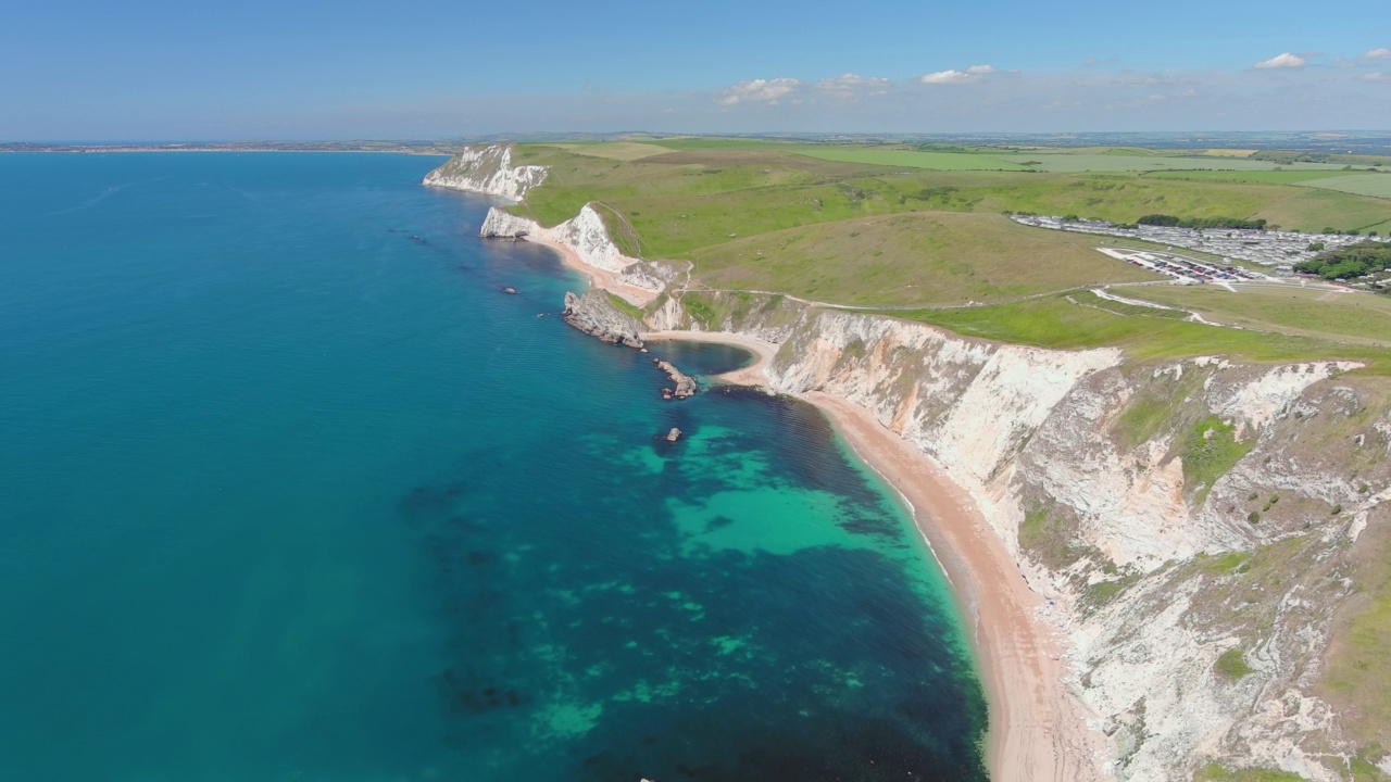 英国杜德尔门:鸟瞰侏罗纪海岸著名的岩层(石灰岩拱门)——从上面俯瞰英国的全景景观视频素材